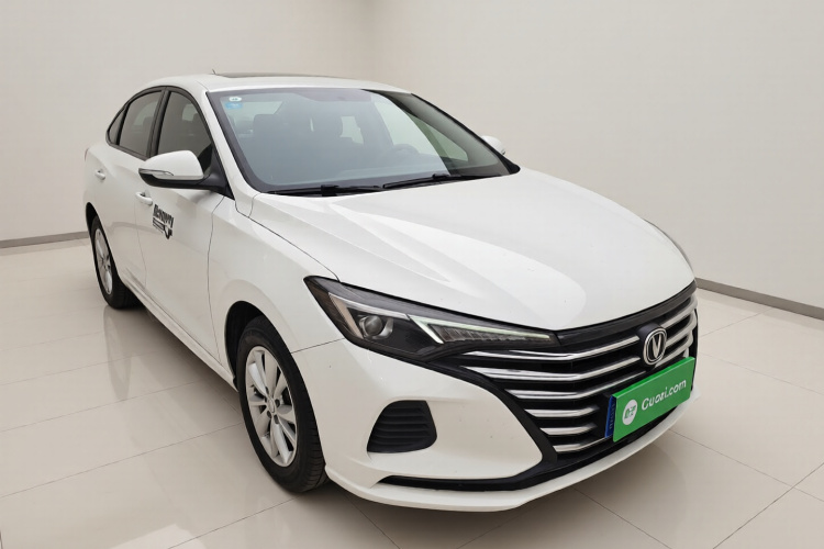 长安 逸动 2022款 PLUS 1.6L GDI 手动精英型车身外观3