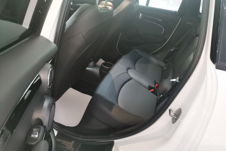 MINI 2023款 1.5T COOPER 国王十字特别版 五门版中控内饰21