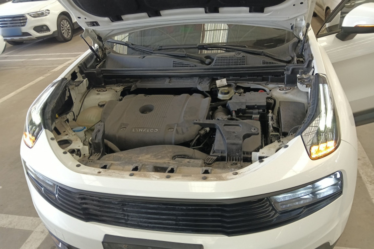 领克01 2019款 2.0T 两驱纯版 国VI机舱底盘24