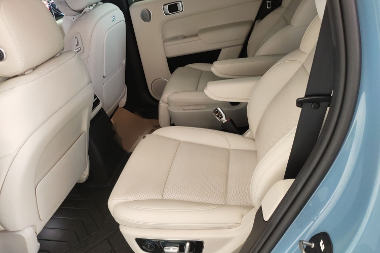 理想汽车 理想L9 2022款 Max中控内饰21