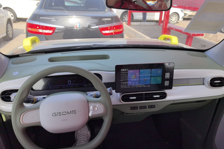 吉利银河 2025款 210km 熊猫骑士中控内饰12