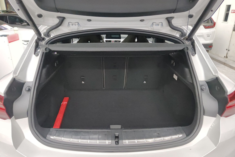 宝马X2 2021款 改款 sDrive25i 曜夜版机舱底盘23