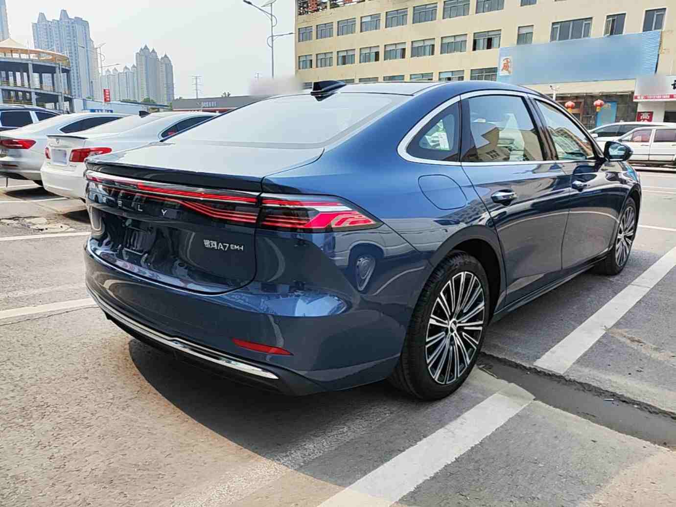 车辆右后45度外观展示