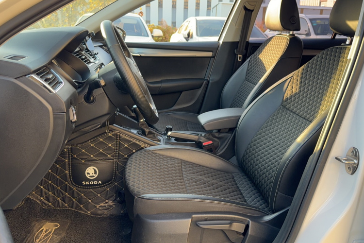 斯柯达 明锐 2019款 1.5L 自动智行豪华版 国VI中控内饰7002