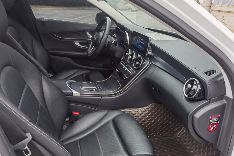 奔驰C级 2019款 C 180 L 时尚型运动版中控内饰7009