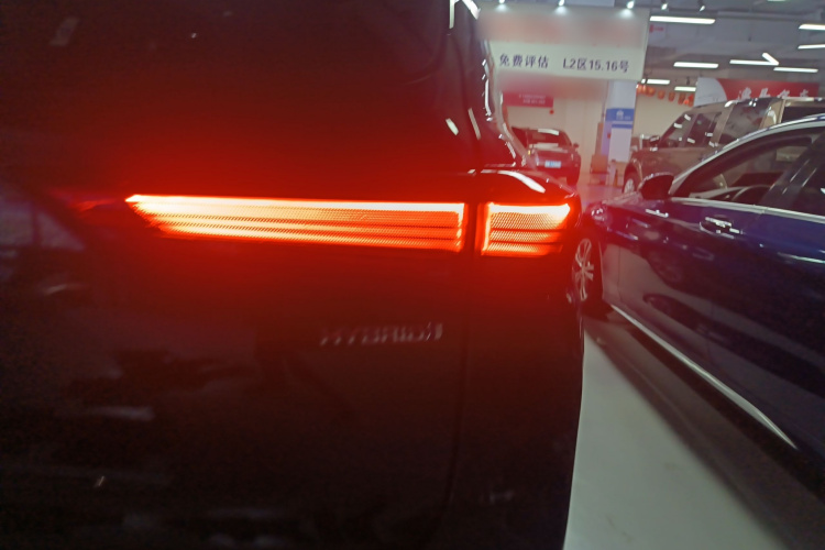丰田 汉兰达 2022款 双擎 2.5L 四驱尊贵版 7座车身外观9
