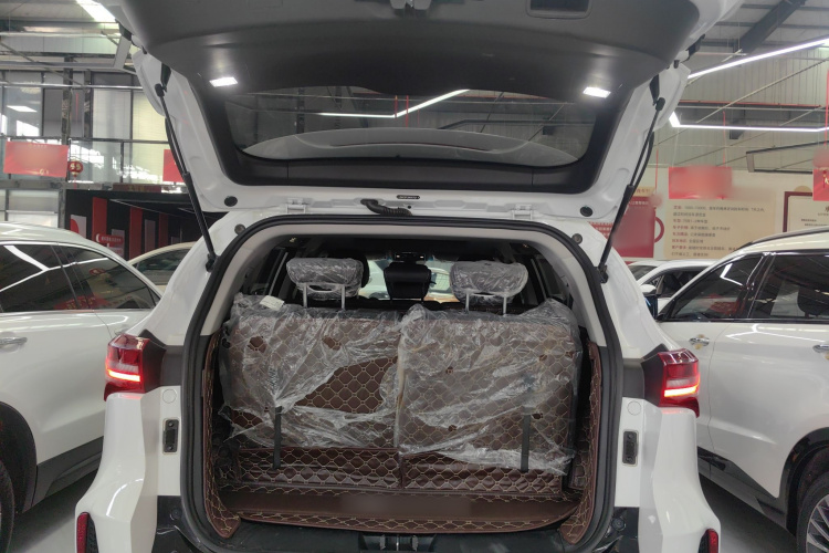 东南DX8S 2022款 1.5T DCT酋长版 7座机舱底盘23