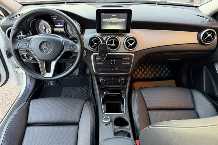 奔驰GLA 2016款 GLA 200 动感型中控内饰7003