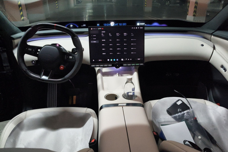 小米汽车 小米YU7 2025款 超长续航高性能四驱Max版中控内饰12