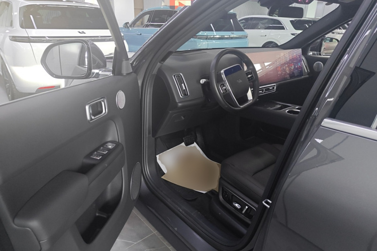 理想汽车 理想L8 2023款 Air中控内饰20
