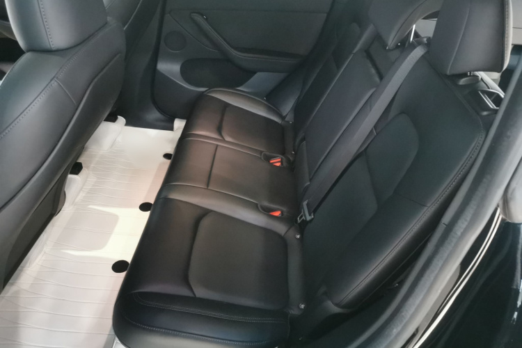 特斯拉 Model Y 2022款 改款 长续航全轮驱动版中控内饰7004