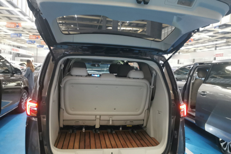 别克GL8 2023款 陆上公务舱 舒适型机舱底盘23