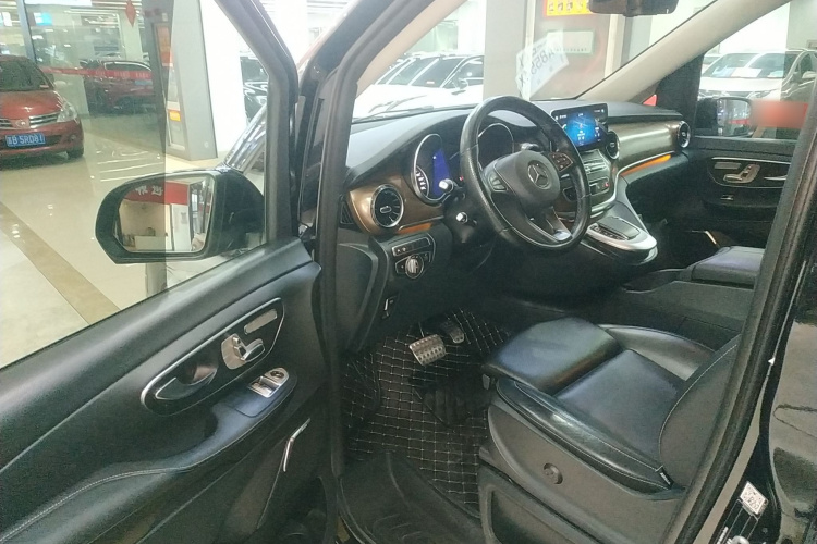 奔驰V级 2022款 V 260 L 长轴距尊贵版中控内饰20