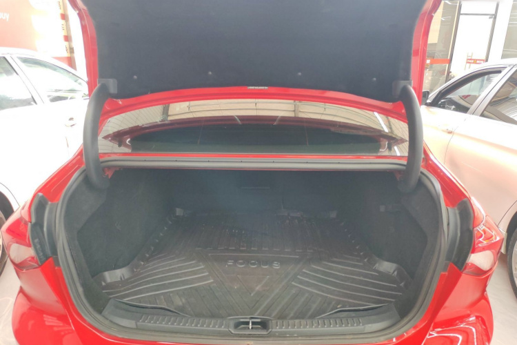 福特 福克斯 2019款 三厢 EcoBoost 180 自动ST Line机舱底盘23