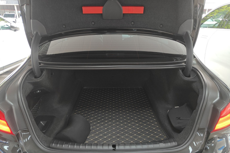 宝马5系 2019款 530Li 尊享型 豪华套装机舱底盘23