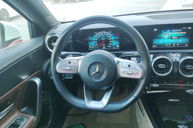 奔驰A级 2020款 A 180 L 运动轿车中控内饰13