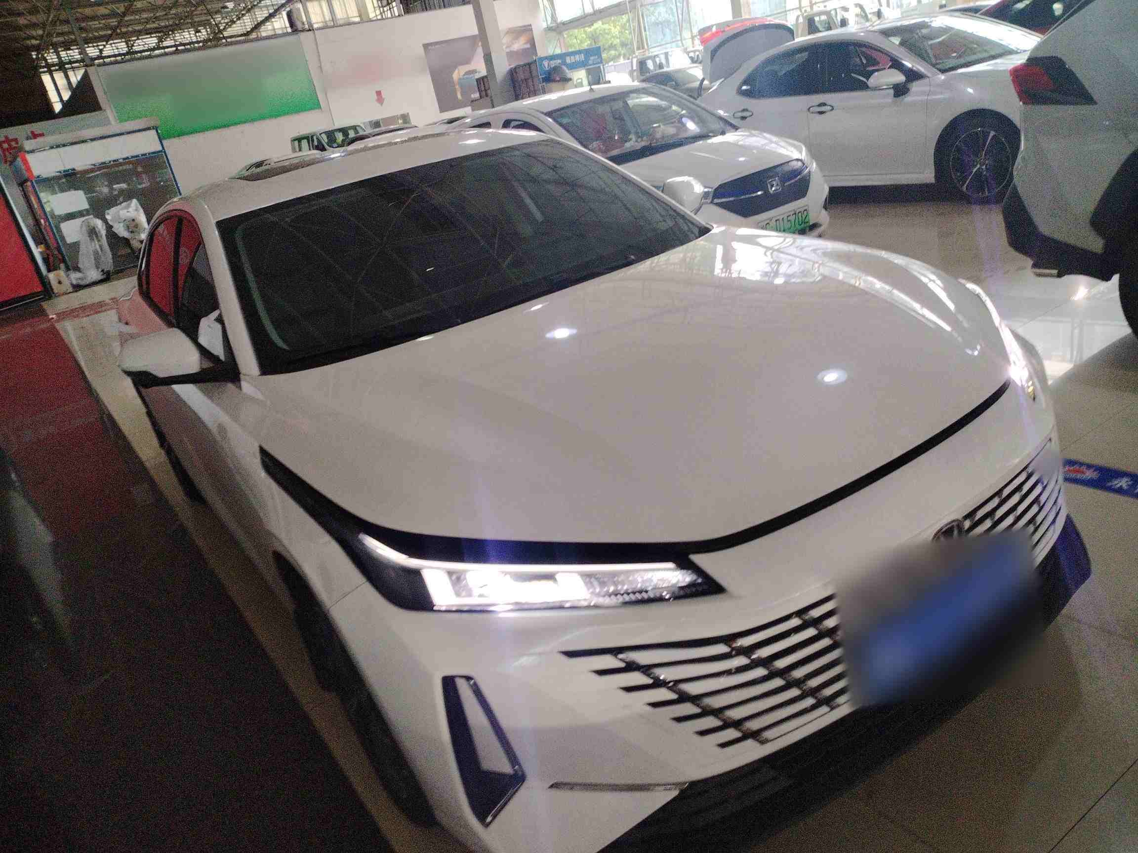 车辆右前45度外观展示