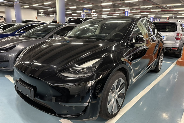 特斯拉 Model Y 2021款 长续航全轮驱动版车身外观1