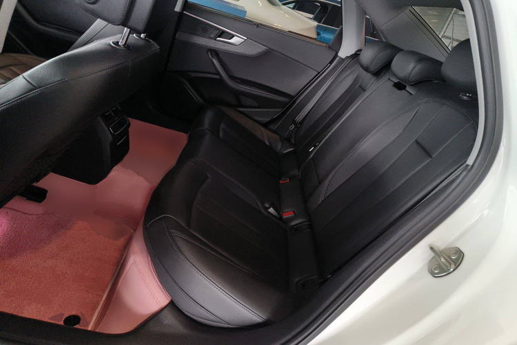 奥迪A4L 2022款 40 TFSI 豪华致雅型中控内饰21