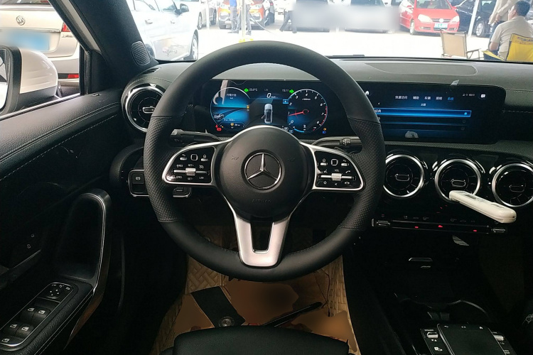 奔驰A级 2020款 改款 A 200 L 运动轿车动感型中控内饰13