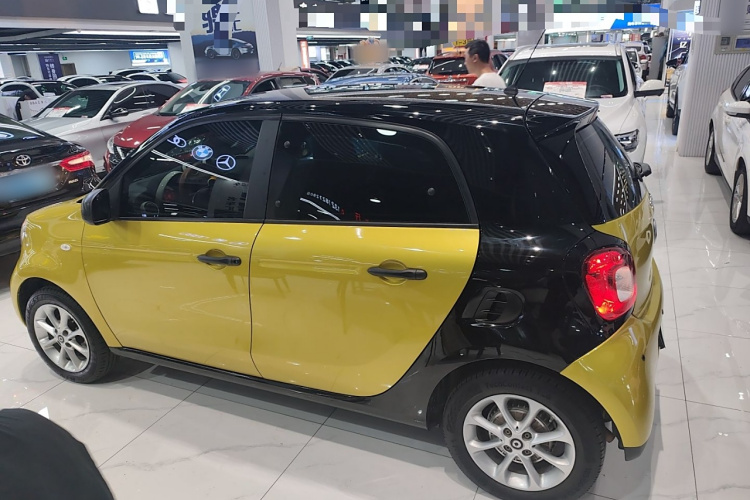 smart forfour 2016款 1.0L 52千瓦灵动版车身外观4