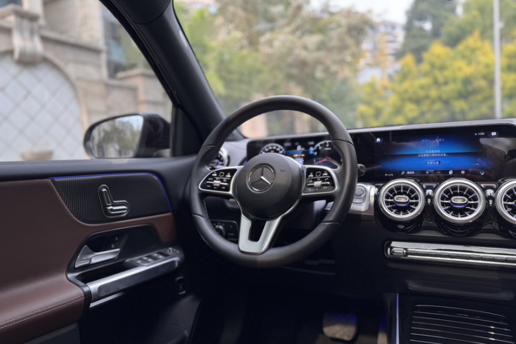 奔驰GLB 2023款 GLB 220 动感型中控内饰7010