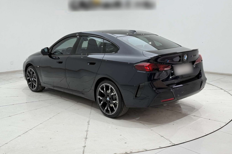 宝马2系 2025款 225L M运动曜夜套装车身外观6005