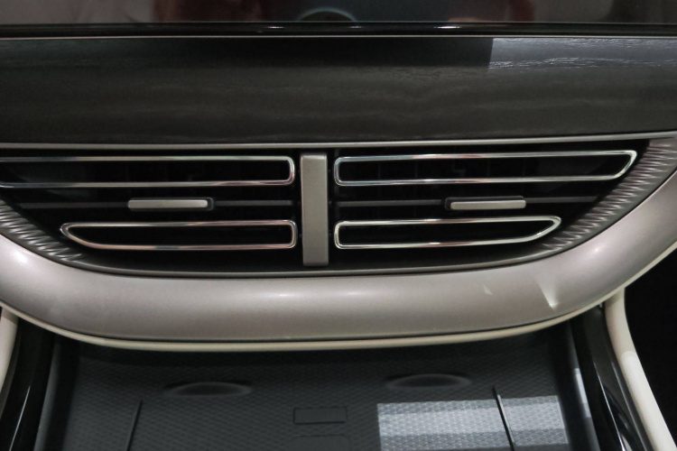 腾势D9 2024款 DM-i 980 四驱尊荣型局部细节16