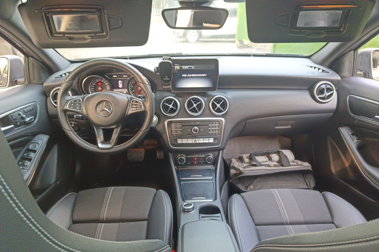 奔驰A级(进口) 2017款 改款 A 200 时尚型中控内饰12