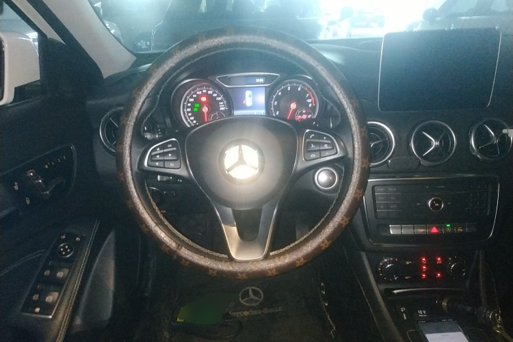 奔驰GLA 2017款 GLA 200 动感型局部细节13