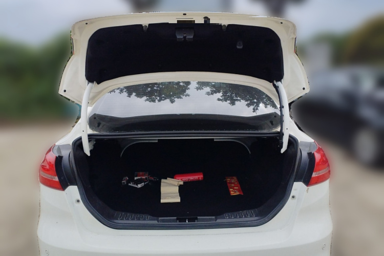 福特 福克斯 2015款 三厢 1.6L 自动风尚型局部细节23