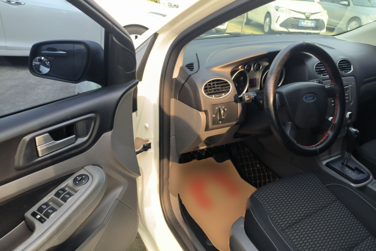 福特 福克斯 2013款 两厢经典 1.8L 自动基本型中控内饰20