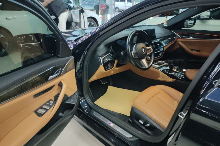 宝马5系 2018款 改款 530Li 领先型 M运动套装中控内饰20