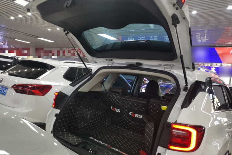 长安CS35PLUS 2019款 1.6L 手动酷联版机舱底盘23