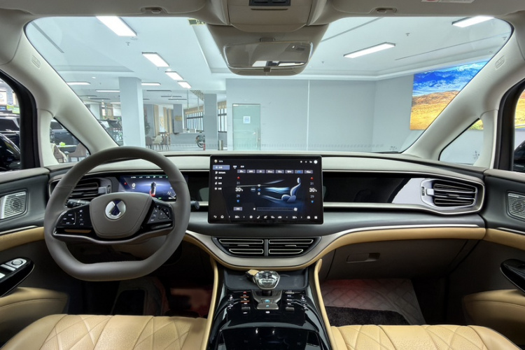 腾势D9 2022款 DM-i 970 四驱尊荣型中控内饰7003