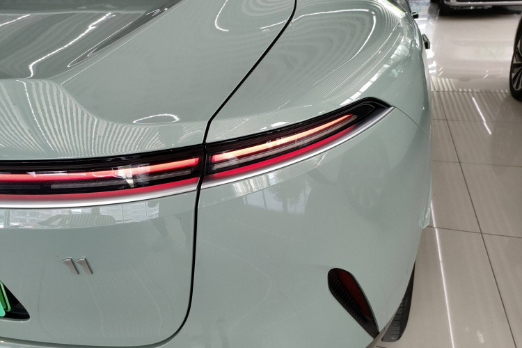阿维塔11 2023款 鸿蒙 90度 后驱版车身外观9