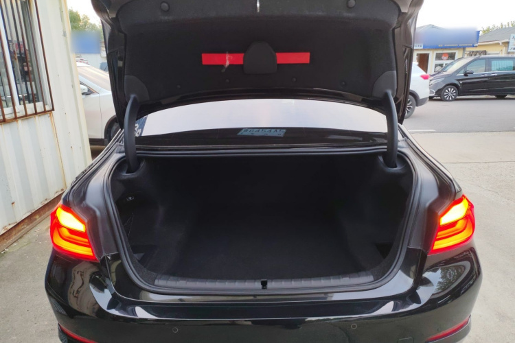 宝马5系 2018款 528Li 上市特别版机舱底盘23