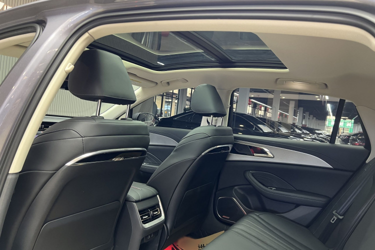 红旗H5 2023款 2.0T 自动智联旗享版中控内饰7008