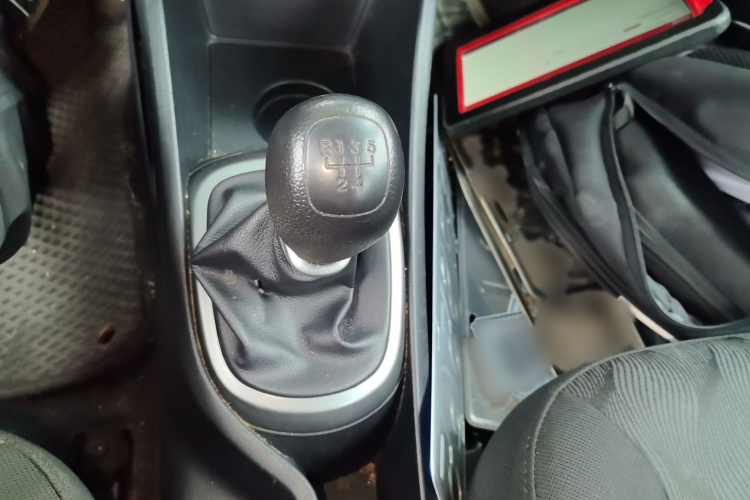 起亚K2 2012款 两厢 1.4L MT GLS局部细节18