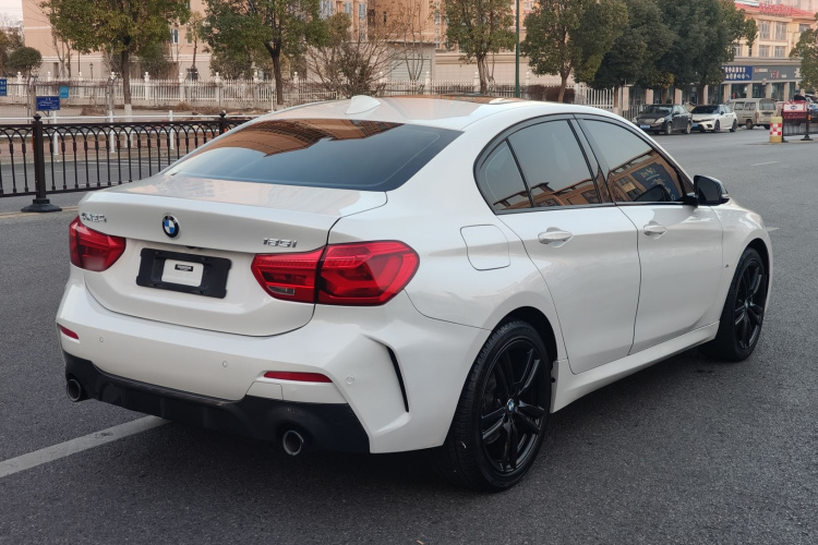 宝马1系 2022款 125i M运动曜夜版车身外观6006