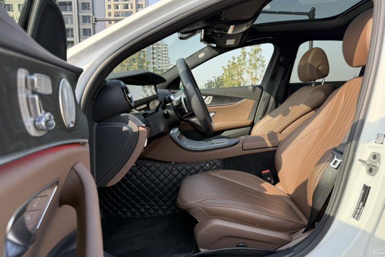 奔驰E级(进口) 2023款 E 300 时尚型运动版中控内饰7005
