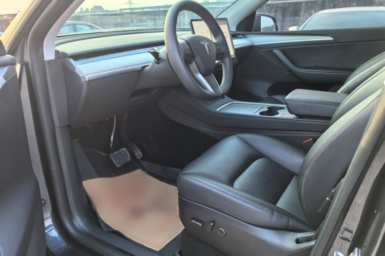 特斯拉 Model Y 2023款 后轮驱动版中控内饰7003