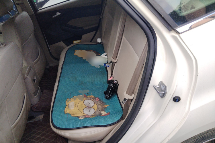 福特 福克斯 2015款 三厢 1.6L 手动舒适型中控内饰21