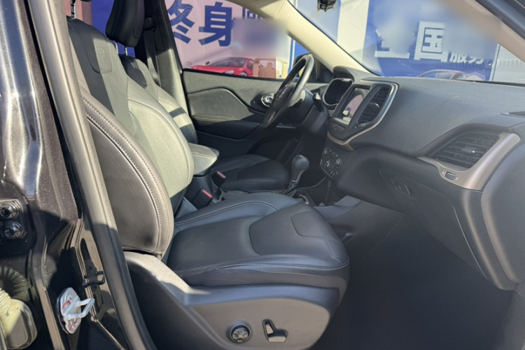 Jeep 自由光 2016款 2.0L 优越版中控内饰7010