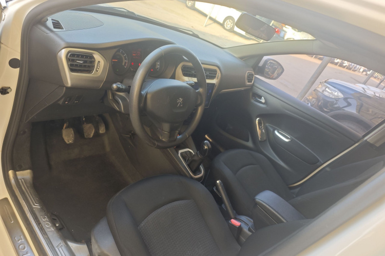 标致301 2016款 1.6L 手动舒适版中控内饰7002