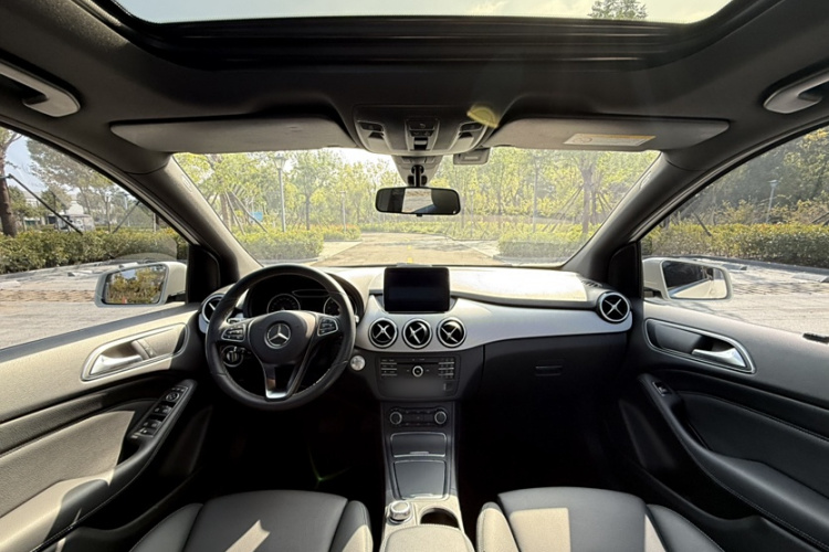 奔驰B级 2017款 B 200 动感型中控内饰7015