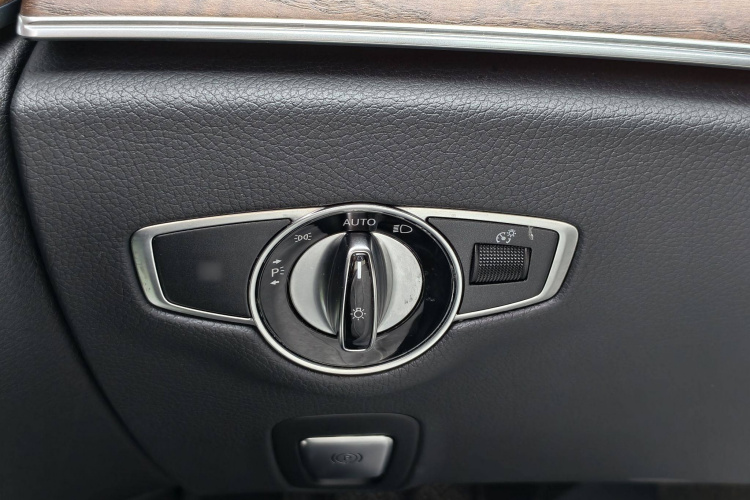 奔驰E级 2018款 改款 E 200 L 4MATIC中控内饰7009