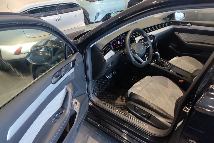 大众 迈腾 2023款 200万辆纪念版 330TSI DSG豪华型中控内饰7003