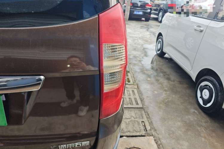 五菱汽车 五菱宏光 2013款 1.2L S舒适型国IV车身外观9