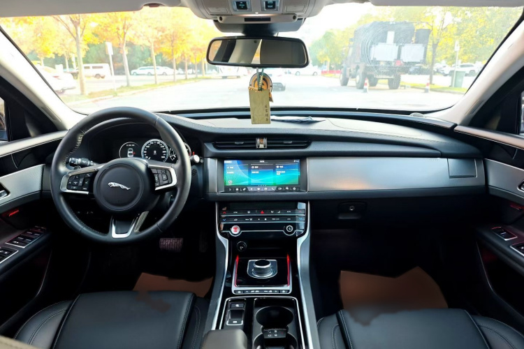 捷豹XFL 2020款 XFL 2.0T P200 两驱精英版中控内饰7002